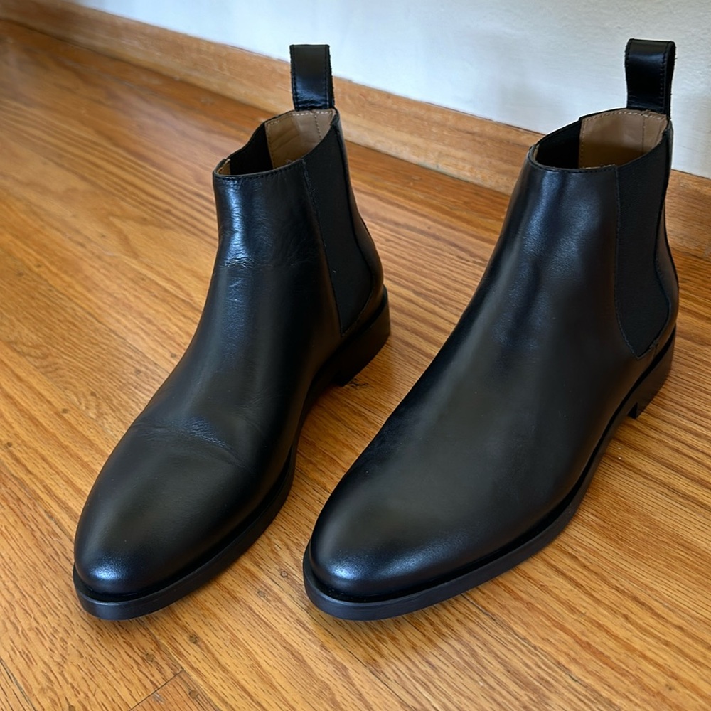 Everlane Chelsea boots size 6. Never used. Comes in box.